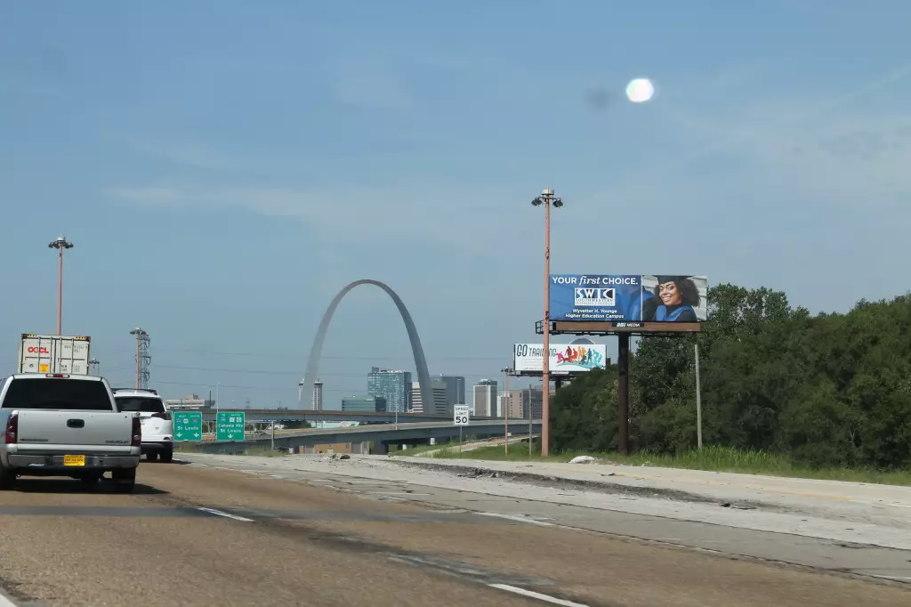 I-55/I-64 0.7 mi W/O I-55/I-64 merge NS, E/F