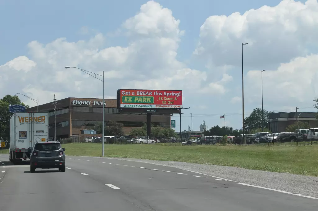 I-70 0.3 mi W/O intersection with Airport Exit #236 SS, W/F