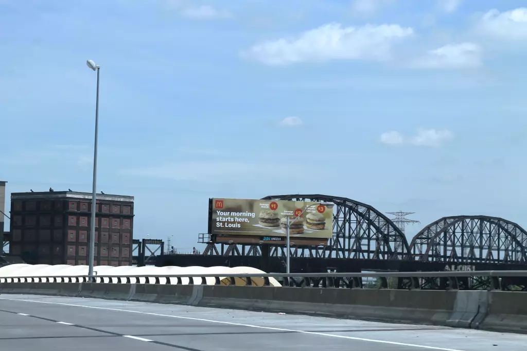 I-44/I-55 0.07 mi E/O I-44/I-55 merge ES, S/F