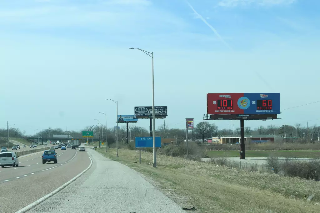 I-64 0.35 mi E/O Hwy 111 Overpass NS, E/F