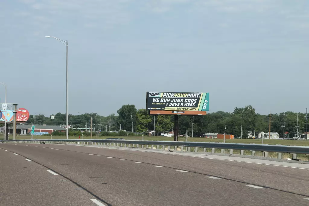 I-64 0.45 mi E/O Hwy 111 Overpass NS, E/F