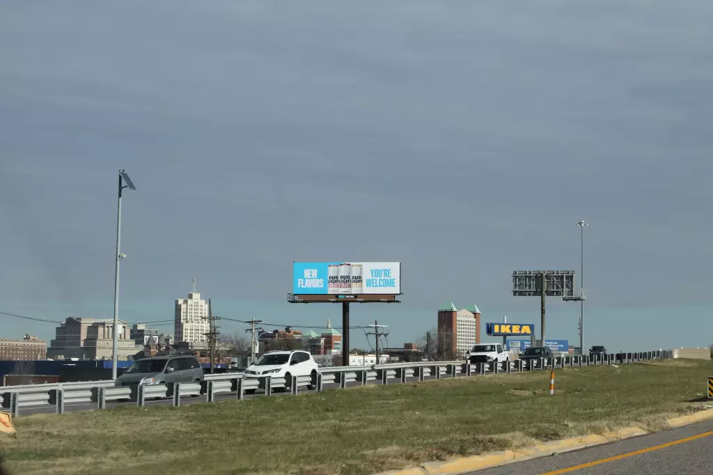 Hwy 40 0.9 mi E/O Kingshighway NS, W/F