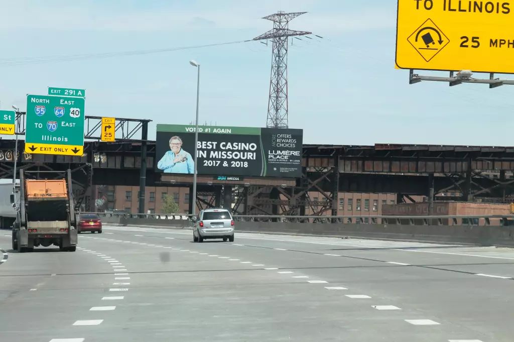 I-44/I-55 0.8 mi E/O I-44/I-55 merge ES, S/F