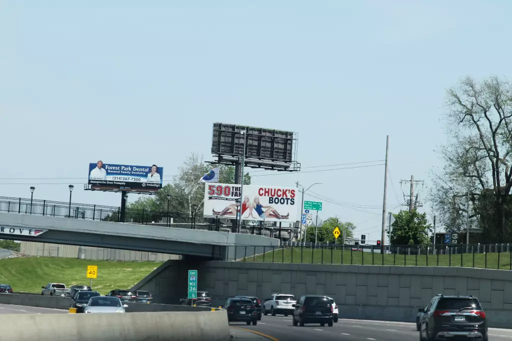 Hwy 40 0.6 mi E/O Kingshighway SS, W/F