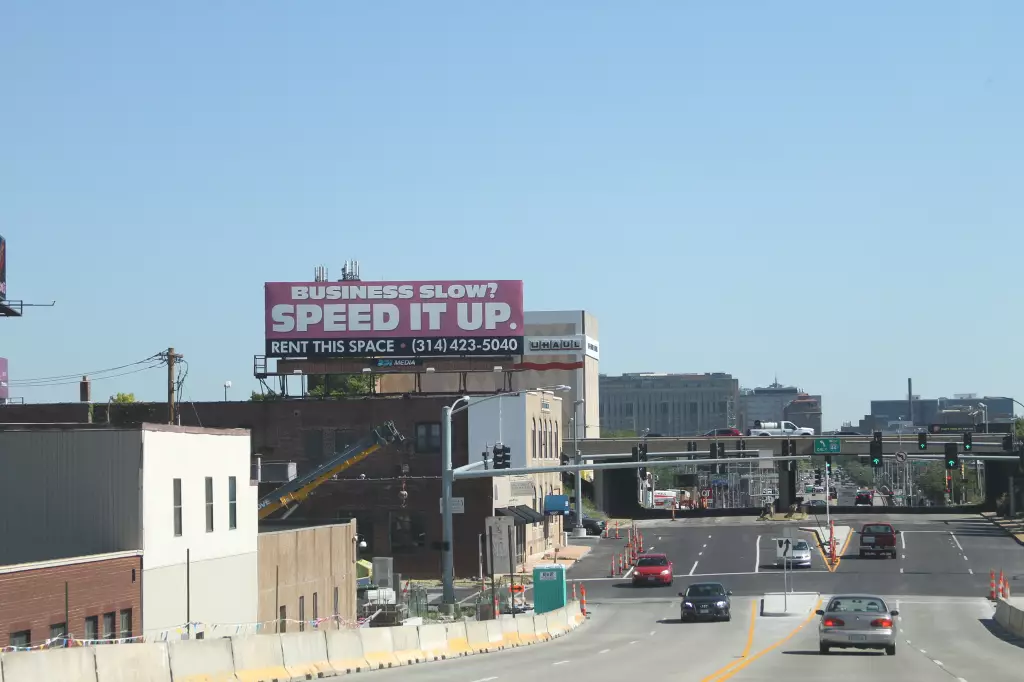 Kingshighway S/O I-44 (1/2 block/rooftop) WS, S/F
