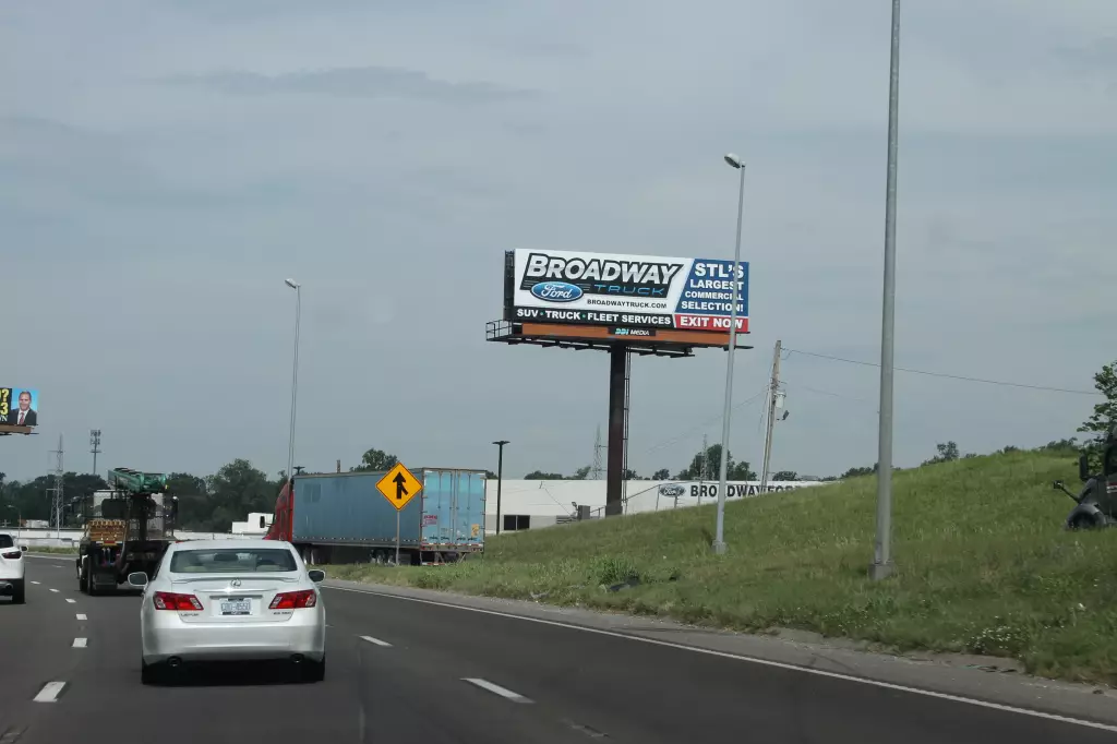 I-70 0.65 mi W/O Adelaide Overpass (Exit #246) NS, E/F