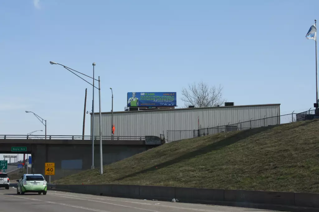 Hwy 40 0.7 mi E/O Kingshighway SS, W/F