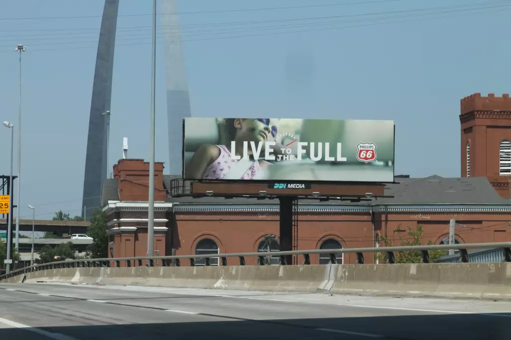 I-44/I-55 0.95 mi E/O I-44/I-55 merge ES, S/F