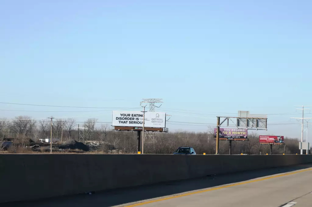 I-370 1.5 mi E/O Cave Springs/Truman Blvd SS, E/F