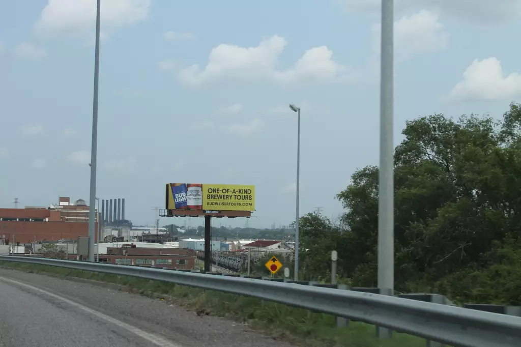 I-55 1.4 mi N/O 4500 South Broadway Exit #204 ES, S/F