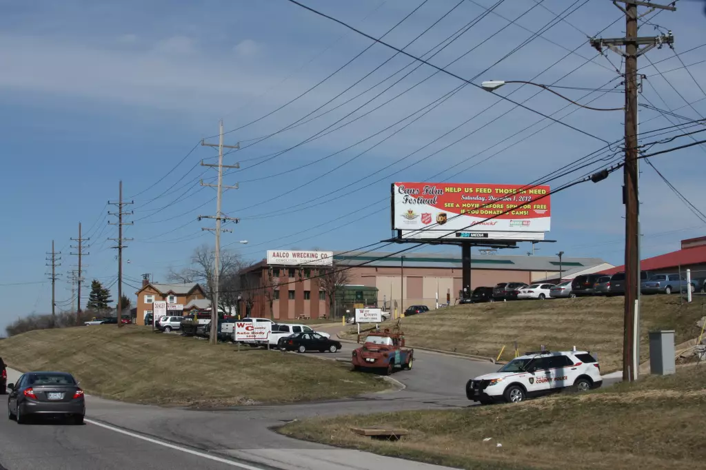 Lindbergh Blvd 0.4 mi N/O Bauer Blvd/Schuetz  Road ES, S/F
