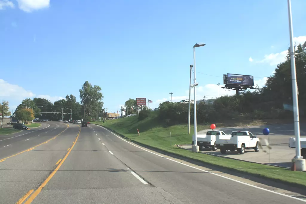 Page Avenue 0.5 mi E/O Lindbergh SS, W/F