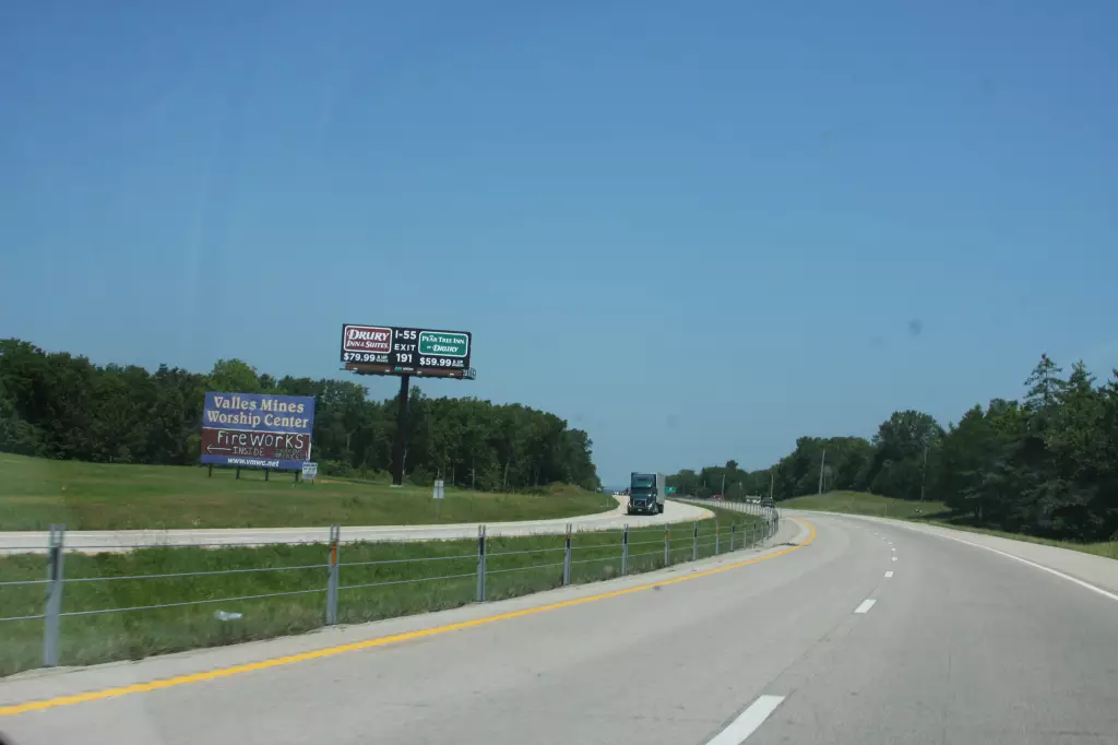 Hwy 67 South 1.6 mi S/O Hwy V/Valles Mines WS, S/F