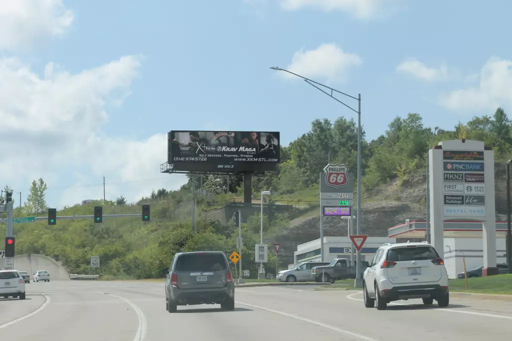 Hwy 141 0.3 mi S/O I-44 WS, N/F