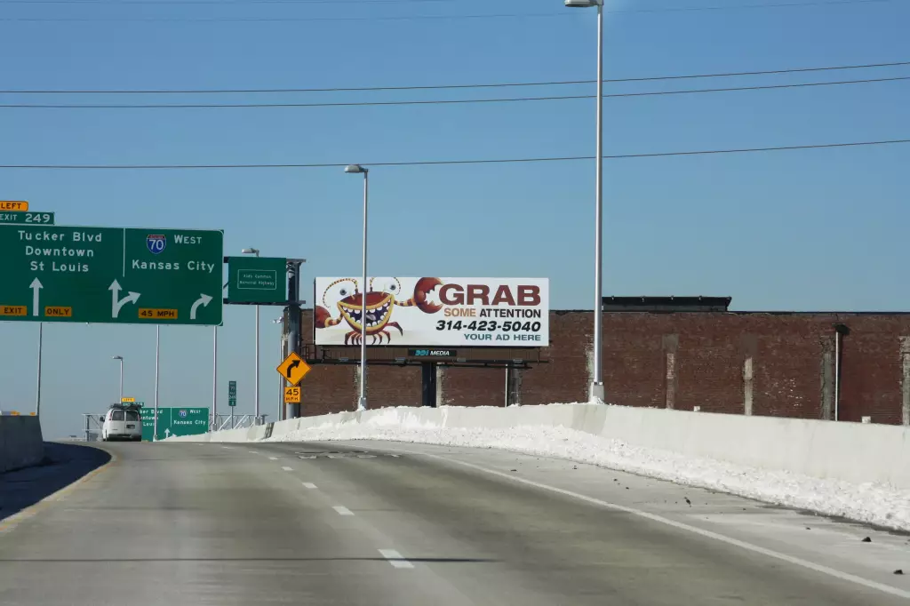 I-70 0.38 mi W/O center line of the Mississippi River Bridge NS, E/F