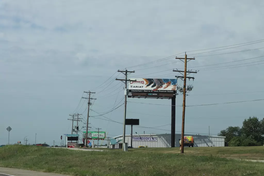 MO-94 0.4 mi W/O Zumbehl Rd. WS, N/F