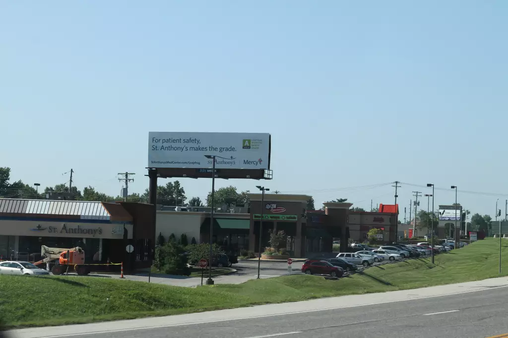 Tesson Ferry Rd. 0.5 mi S/O I-270 ES, N/F