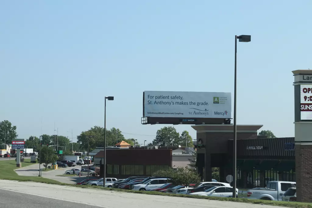 Tesson Ferry Rd. 0.5 mi S/O I-270 ES, S/F