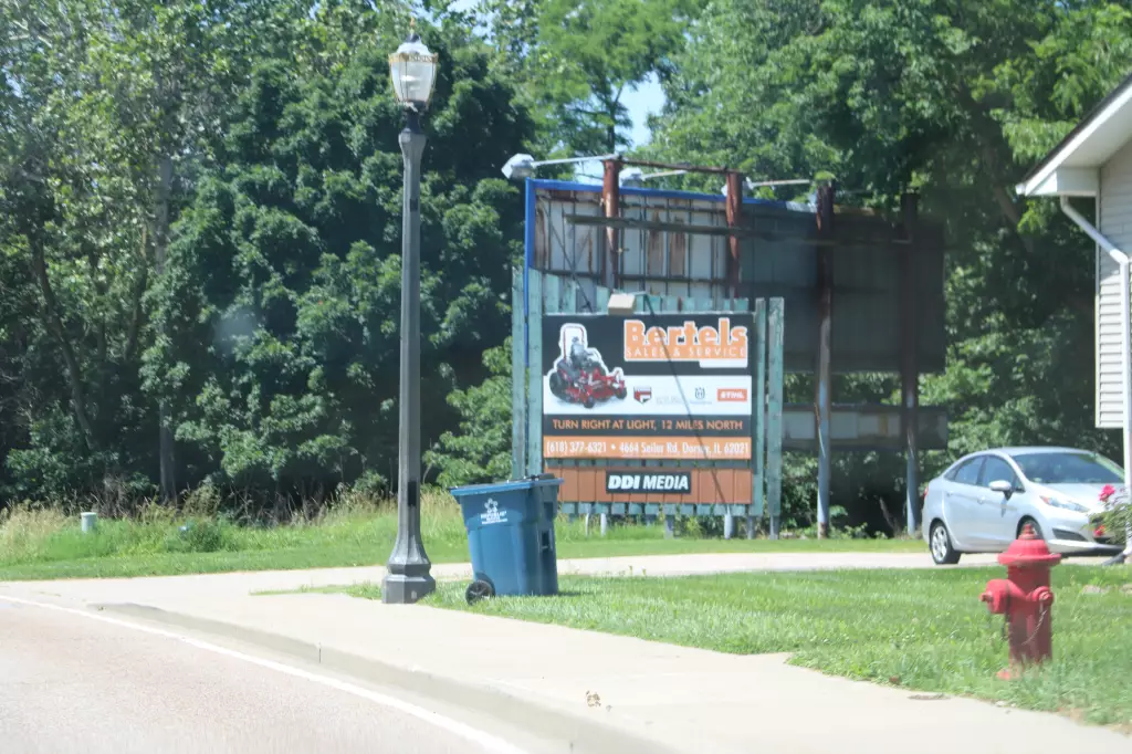 ES of IL Rte. 159/North Main St. 0.31 miles S of IL Rte. 159/IL, S/F