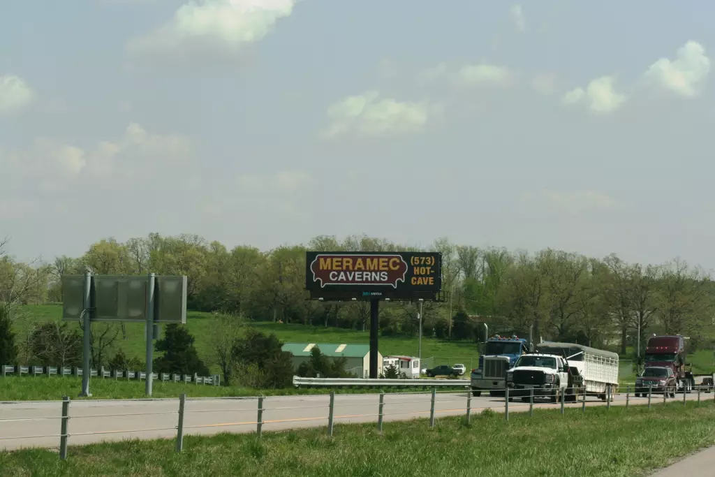 I-44 2.9 mi W/O Exit 118, Phillipsburg Exit NS, W/F