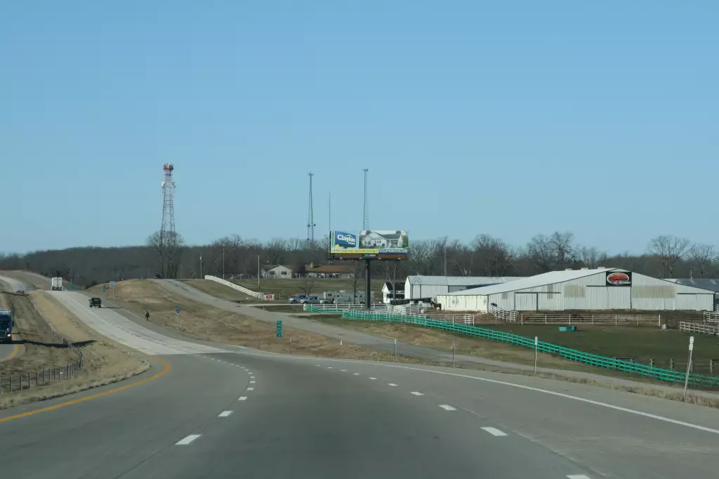 I-44 0.5 mi W/O Exit #203, Route F/ZZ NS, E/F