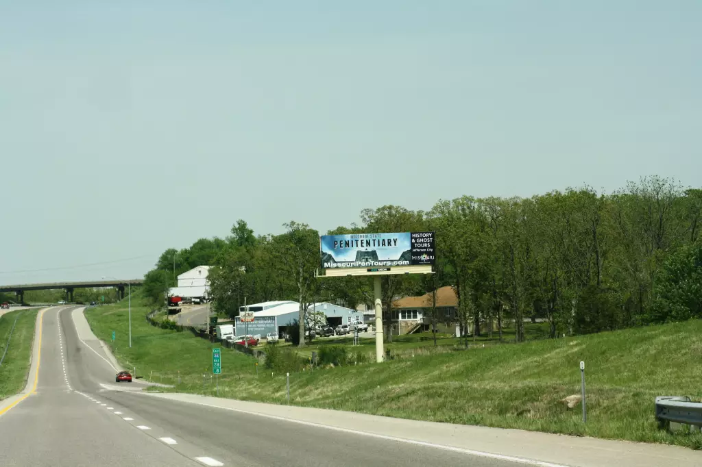 I-44 0.25 mi E/O Exit 218 SS, W/F