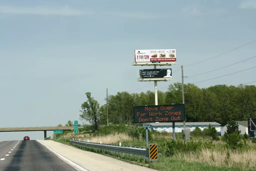 I-44 2 mi W/O Exit 225 SS, W/F